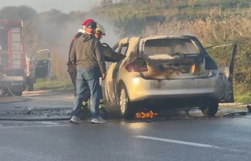 Aksident i frikshëm në vend! Makina përfshihet nga flakët, nëna me dy fëmijët e saj të m*tur…