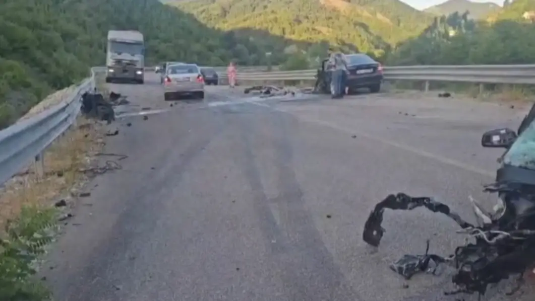 Aksident në vend! Makina përfundon në kanal, shoferi dhe pasagjeri…