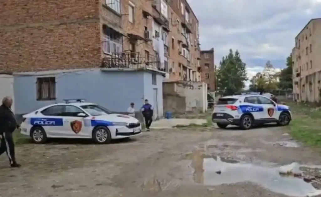 E mitura u hodh nga kati i tretë i pallatit, dëshmia tronditëse e nënës: E bëri sepse e rrihnin dhe e tallnin në lagje
