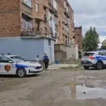 E mitura u hodh nga kati i tretë i pallatit, dëshmia tronditëse e nënës: E bëri sepse e rrihnin dhe e tallnin në lagje