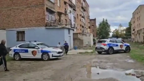 E mitura u hodh nga kati i tretë i pallatit, dëshmia tronditëse e nënës: E bëri sepse e rrihnin dhe e tallnin në lagje