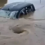 E tmerrshme! Uji në formën spirale tërheq makinën, 3 persona që ndodheshin brenda saj…