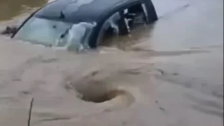 E tmerrshme! Uji në formën spirale tërheq makinën, 3 persona që ndodheshin brenda saj…