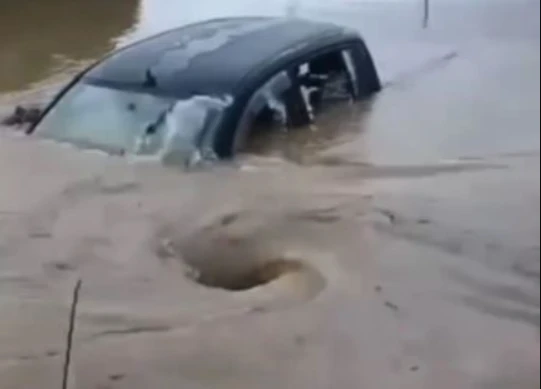 E tmerrshme! Uji në formën spirale tërheq makinën, 3 persona që ndodheshin brenda saj…