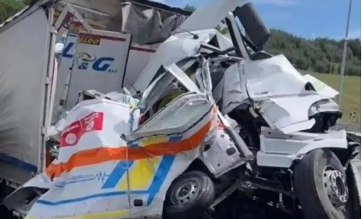 E rëndë/ Kamioni përplaset me ambulancën, raportohet bilanc i rëndë i personave të lënduar, dhe v*ktima