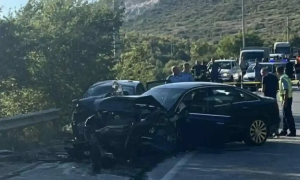 Aksident i rëndë në vend/ Përplasen dy automjete, raportohen dy të vd*kur dhe dy të plagosur