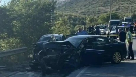 Aksident i rëndë në vend/ Përplasen dy automjete, raportohen dy të vd*kur dhe dy të plagosur