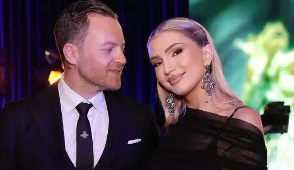 “Dalja e parë pas dasmës”, Lori Hoxha shfaqet me bashkëshortin, por vëmendjen e merr Sara