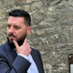 Miri trazon rrjetin, “mohon” gruan e tij dhe i shprehet banores: “Uroj që vajza ime të…”