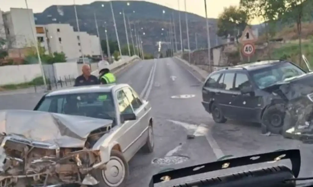 Makinat përplasen “kokë më kokë” në Elbasan!