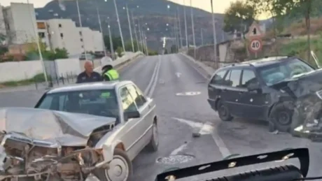 Makinat përplasen “kokë më kokë” në Elbasan!