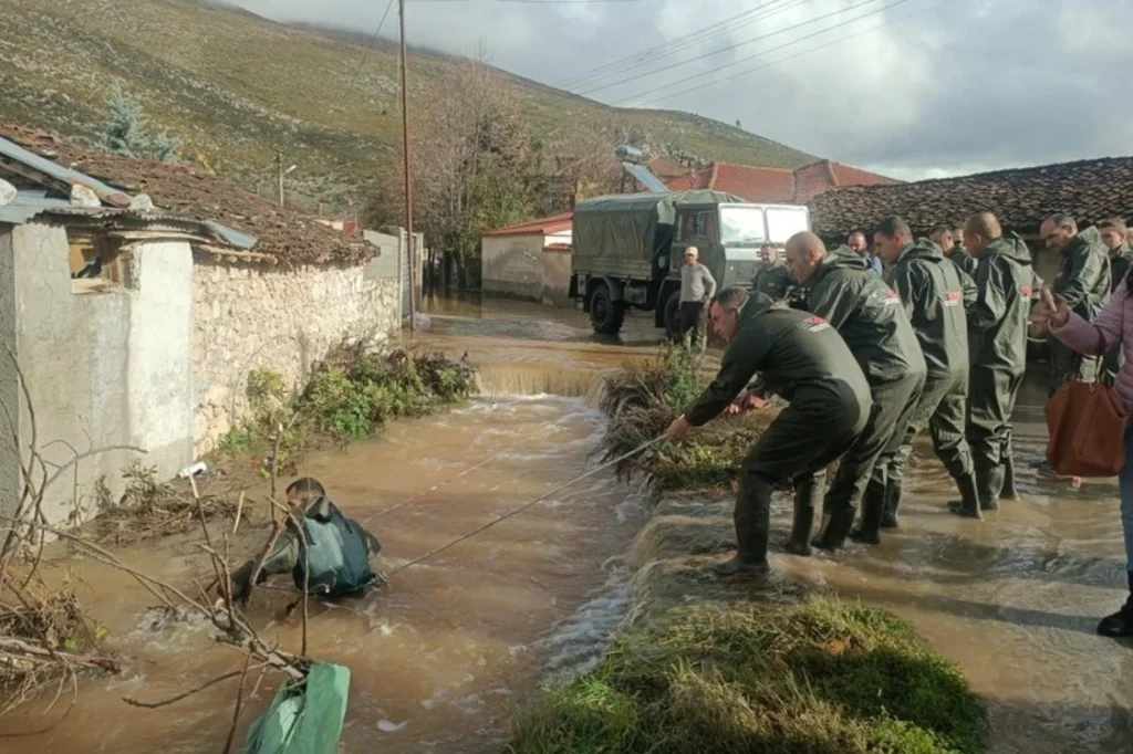 Rëndohet situata në vend! Fshati nën ujë nga përmbytjet, një grua e zhdukur prej 12 orësh