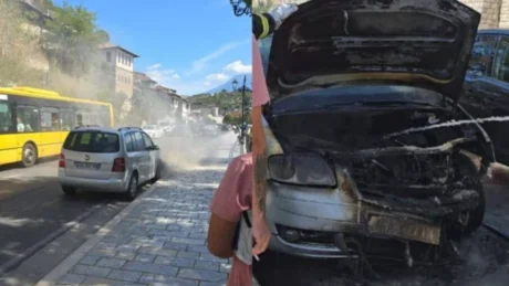 E rëndë! Makina bëhet shkrumb e hi në qytetin e Beratit, shoferi…