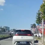 Aksident i frikshëm në vend! Nga përpIasja e fort motorristi ‘fluturon’ në ajër (Video)