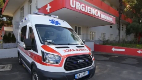 Aksident i tmerrshëm në vend: Makina bie në humnerë, humb jetën mësuesja dhe shoferi. Në gjendje të rëndë një infermiere