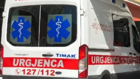 Aksident me vd*kje në autostradën Tiranë-Durrës, makina përplaset me bordurat anësore të rrugës! 28-vjeçari ndërron jetë në spital