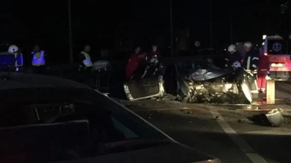 Aksident i rëndë, makina përplaset me autobusin, një i vd*kur dhe katër të plagosur!