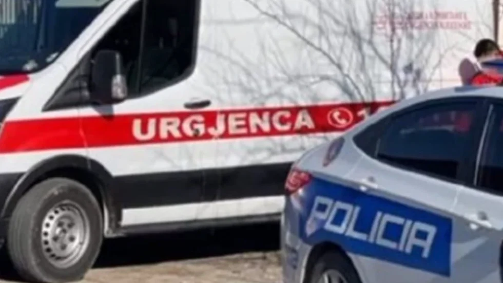 Aksident tronditës në vend! Makina ‘fluturon’ në ajër, përfundon në oborrin e një banese